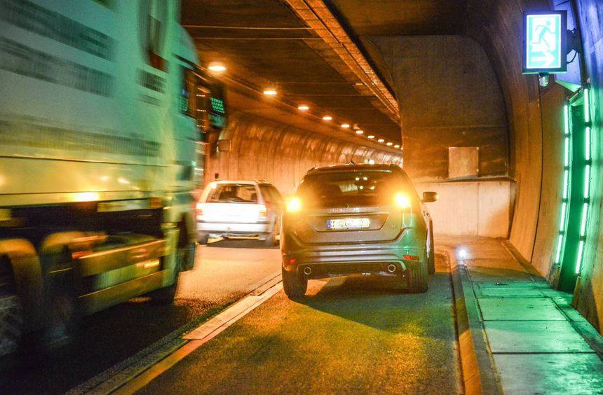 Thao tác đúng khi đi xe trong hầm (Tunnel)